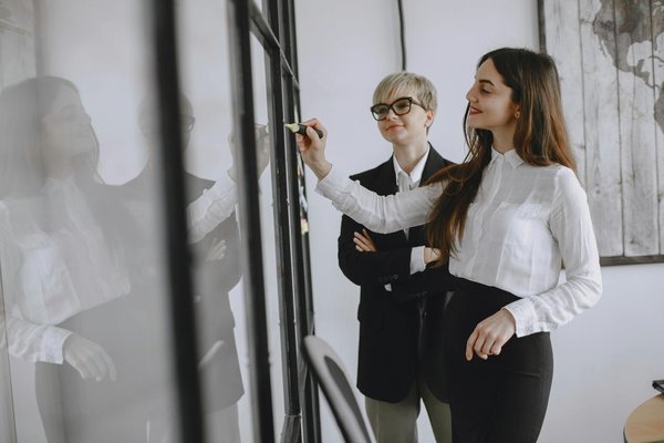 Quelles sont les meilleures tactiques pour maintenir la motivation des équipes en contexte de réduction des effectifs?