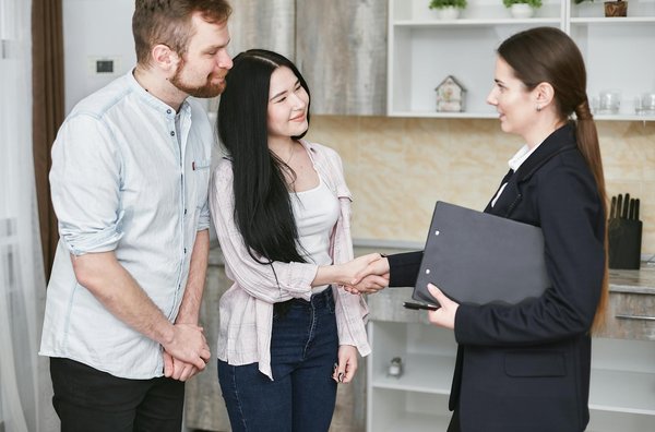 Comment une entreprise de meubles sur mesure peut-elle utiliser les visites virtuelles pour renforcer son marketing en ligne?